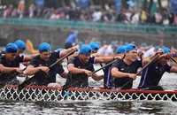 Sôi động lễ hội bơi chải thuyền rồng trên hồ Tây