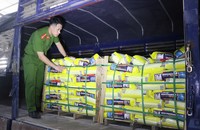 Công an kiểm tra số hàng hóa do Công ty TNHH Đầu tư và Thương mại ECOTECH sản xuất.