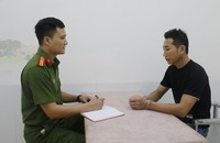 Tạm giữ người đàn ông vào trường hành hung, bắt nữ giáo viên đứng dưới mưa