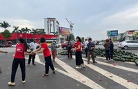 Người dân hỗ trợ thu gom dưa hấu giúp tài xế.