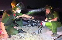 Trong quá trình truy đuổi, lực lượng Cảnh sát 113 thu giữ chiếc xe máy do các đối tượng bỏ lại. 