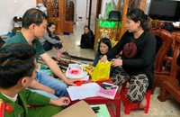 Công an khám xét nơi ở của Nguyễn Minh Tuấn. Ảnh: CAQB