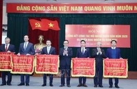 Tập thể có thành tích xuất sắc nhận Cờ thi đua của Ban Đối ngoại Trung ương. Ảnh: TTXVN