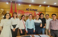 Các thành viên của Ban PLBĐ chụp ảnh cùng TS. Vũ Hoài Nam (thứ tư từ trái sang) - Tổng Biên tập Báo PLVN.