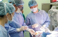 Các bác sĩ Bệnh viện Nhi Trung ương và chuyên gia Hoa Kỳ phẫu thuật đặt điện cực bề mặt vỏ não.