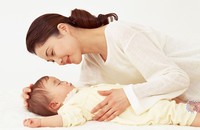 Nhiều bà mẹ đã tự cứu mình khỏi trầm cảm sau sinh. (Ảnh minh họa: Internet)