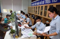 Người lao động làm thủ tục tại cơ quan bảo hiểm xã hội. (Ảnh minh họa - Nguồn: vietnamnet.vn)