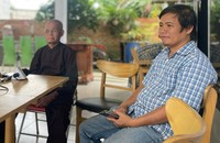 Ông Lê (bên trái) và con trai nhiều năm nay đề nghị cơ quan chức năng làm rõ sự việc. (Ảnh trong bài: Trần Tiến)