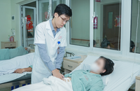 Bác sĩ thăm khám cho bệnh nhân