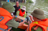 Lực lượng Công an Thủ đô phối hợp giúp dân (Ảnh: CACC)