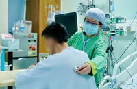 Bác sĩ thăm khám cho bệnh nhân. (Ảnh: Bệnh viện Đại học Y Dược TP HCM)