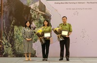 Bà Bùi Thị Hà trao tặng Kỷ niệm chương cho các cán bộ kiểm lâm đã có nhiều thành tích đóng góp trong hành trình loại bỏ dần hoạt động nuôi gấu lấy mật tại Việt Nam. (Nguồn: ENV)