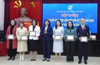 Chủ tịch Hội LHPN tỉnh Nam Định Trần Thị Định tặng Kỷ niệm chương của T.Ư Hội LHPN Việt Nam cho 06 cá nhân tại Diễn đàn ”Xây dựng người phụ nữ Việt Nam thời đại mới”.