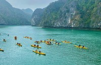 Du khách trong và ngoài nước tham gia các hoạt động du lịch đầu năm ở Vịnh Lan Hạ, TP Hải Phòng. (Ảnh: PV)