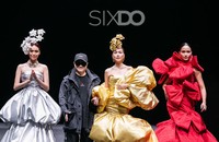 Lan Khuê, NTK Đỗ Mạnh Cường, Thanh Hằng và HHen Niê trong show diễn tại Tuần lễ Thời trang Thượng Hải. (Ảnh: ĐMC)