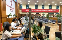 Cán bộ làm việc tại Trung tâm Phục vụ hành chính công của tỉnh Bắc Giang. (Ảnh: bacgiang.gov.vn)