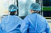 Các bác sĩ đặt stent graft ngăn vỡ túi phình động mạch chủ ngực cho bệnh nhân (Ảnh: BV)