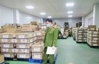 Cơ quan điều tra thu giữ hàng ngàn hộp sữa giả (Ảnh: Bộ Công an)