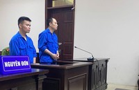Bị cáo Nguyễn Trọng Quyết và Bùi Xuân Tiệp tại phiên phúc thẩm. (Ảnh: Lam Hạnh)