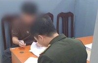 Công an TP Hà Nội lập biên bản xử lý trường hợp vi phạm (Ảnh: CACC)