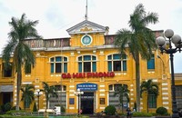Ga Hải Phòng có địa chỉ tại số 75 Lương Khánh Thiện, phường Cầu Đất, quận Ngô Quyền, thành phố Hải Phòng do Tổng Công ty Đường sắt Việt Nam quản lý.