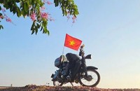 'Đất nước tôi, thon thả giọt đàn bầu'...