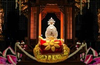 Xá lợi Đức Phật được tôn trí ở núi Bà Đen Tây Ninh lúc 15h30 để người dân chiêm bái. Ảnh: Văn Hải