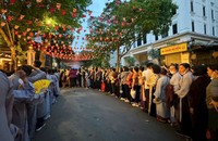 Người dân xếp hàng từ sáng sớm ngày 14/5 để chiêm bái xá lợi tại Chùa Quán Sứ (Ảnh: Mỵ Châu)