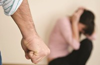 Việc người bị bạo hành không rời đi là “hiện tượng mắc kẹt sang chấn” - tình trạng mắc kẹt về mặt tâm lý trong một môi trường đầy đe dọa và bạo lực. (Nguồn: ST)