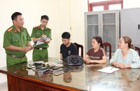 Cơ quan Công an lấy lời khai nhóm đối tượng và tang vật vụ án (Ảnh: CACC)