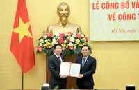 Phó Chủ tịch Quốc hội Nguyễn Khắc Định trao Nghị quyết của Ủy ban Thường vụ Quốc hội về việc bổ nhiệm ông Nguyễn Văn Hiển làm Phó Chủ nhiệm Văn phòng Quốc hội. (Ảnh: Quochoi.vn)