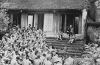 Bức ảnh Chủ tịch Hồ Chí Minh nói chuyện với cán bộ Đại đoàn Quân Tiên phong tại Đền Hùng. (Nguồn: Bảo tàng Hồ Chí Minh)