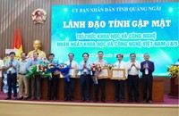 Lãnh đạo tỉnh Quảng Ngãi tặng Bằng khen cho các trí thức tiêu biểu. (Ảnh: B.Minh)