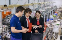 Cán bộ Agribank thẩm định hồ sơ cho vay. (Ảnh trong bài: Hà Phương Thảo)