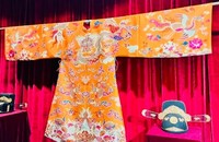 Cổ phục triều Nguyễn được trưng bày tại “Thấp thoáng vàng son”. (Ảnh: Lê Huy)