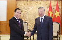 Tổng Bí thư Tô Lâm tiếp Bí thư Trung ương Đảng, Chánh Văn phòng Trung ương Đảng Nhân dân Cách mạng Lào Thongsalith Mangnomek. (Ảnh: TTXVN)