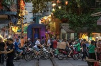 Hà Nội là sự pha trộn của nhịp sống sôi động và những dấu vết lịch sử thăng trầm. (Ảnh: Mauvries/Shutterstock)