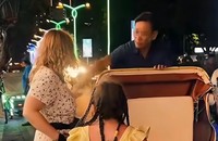 Hình ảnh ghi lại cảnh người chạy xích lô được cho là giật tiền từ tay nữ du khách nước ngoài (Ảnh: Cắt từ clip).