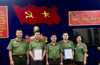Lãnh đạo Phòng An ninh điều tra Công an tỉnh Yên Bái trao quyết định điều động công tác cho cán bộ, chiến sĩ.