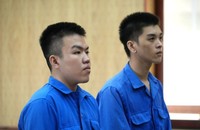 Bị cáo Long (bên trái) tại phiên xử. (Ảnh: C.Bùi)