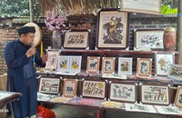 Các nghệ nhân Kinh Bắc bảo tồn tranh Đông Hồ. (Ảnh: Bảo Châu)