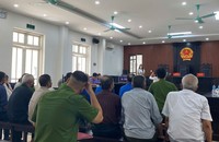 Các bị cáo tại phiên tòa sơ thẩm. (Ảnh: Lam Hạnh)