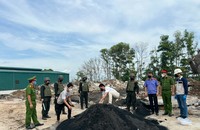 Lực lượng Công an và Viện Kiểm sát ghi nhận lời khai của các đối tượng liên quan, xác định khu vực đổ thải trái phép. (Ảnh: CACC)