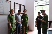 Cơ quan CSĐT Công an tỉnh Phú Thọ thi hành lệnh giữ người trong trường hợp khẩn cấp và lệnh bắt người bị giữ trong trường hợp khẩn cấp đối với Văn Mạnh Thắng, Chủ tịch UBND xã Thạch Khoán, huyện Thanh Sơn. (Ảnh: Công an)