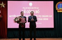 Ông Nguyễn Văn Du - Phó Chánh án TANDTC trao Quyết định bổ nhiệm cho tân Chánh án TAND tỉnh Thái Bình Đỗ Mạnh Tăng.