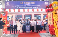 Đại biểu thực hiện nghi thức khai trương đoàn tàu Hoa Phượng Đỏ.