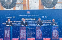 Các đại biểu bấm nút khánh thành bến Cảng container quốc tế số 3&4 Lạch Huyện.