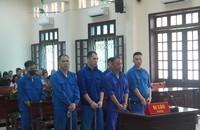 Bình "đen" cùng những đối tượng trong vụ án tại phiên toà sơ thẩm.