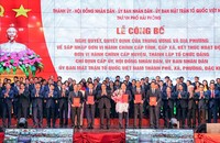 Thủ tướng Phạm Minh Chính trao Quyết định tặng hoa chúc mừng BCH Đảng bộ TP Hải Phòng (mới).