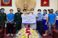 Đại diện Công ty Đại Việt trao 10 máy lọc nước RO cao cấp cho BV quân Y 105